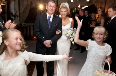 24 вересня 2014 року, 9:28 Переглядів:   Олег Блохін та його молодші дочки на весіллі старшої