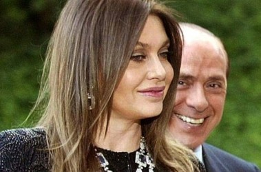 28 вересня 2009, 12:44 Переглядів:   Вероніка Ларіо добивається розлучення з Берлусконі після того, як він побував на дні народження юної моделі, яка рекламує нижню білизну