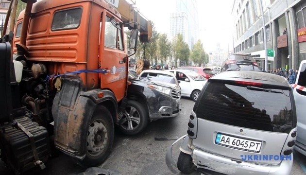 У дорожньо-транспортній пригоді на бульварі Лесі Українки в Києві пошкоджено 21 автомобіль