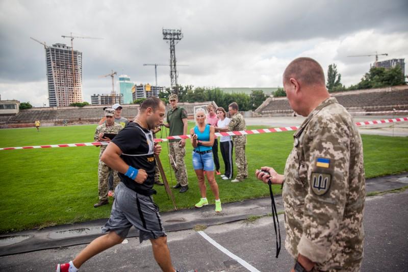 Там зустрічаються і біжать військові, ветерани, члени сімей загиблих та їхні друзі з усього світу