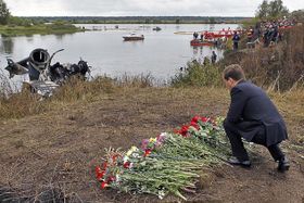 Дмитро Медведєв на місці катастрофи Як-42Д 8 вересня 2011 року, фото: Kremlin