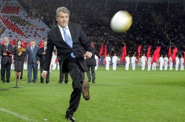 15 вересня 2008, 20:00 Переглядів:   Президент України Віктор Ющенко завдав першого удару по м'ячу на новому стадіоні