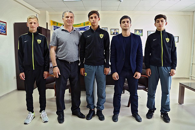 «Анжи» підписав контракти з трьома молодими футболістами, які є вихованцями власної академії