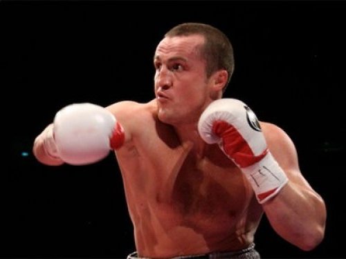 Боксер з російського міста Старий Оскол вперше провів поєдинок на професійному рівні в лютому 2001 року, виступивши в напівважкій категорії проти Теймураза Кекелідзе