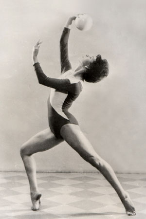 Грудень 1945 року вважається переходом художньої гімнастики на всесоюзний рівень, в цей час Всесоюзна конференція з гімнастики, що пройшла в Москві, визнала ленінградський варіант спорту єдиним для всієї країни