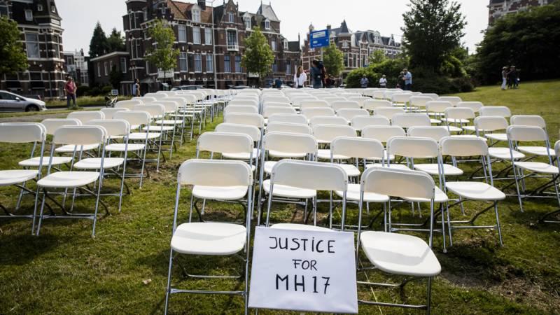 В ході акції на газоні біля посольства були встановлені 298 білих стільців, на яких розклали червоні троянди в пам'ять про 196 нідерландців і громадян інших країн, які загинули 17 липня 2014 року