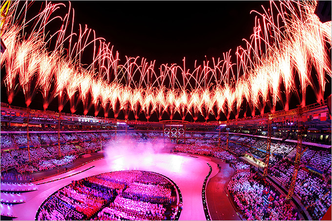 Червоний болід на білосніжній поверхні змонтованої сцени - однозначно один з найяскравіших моментів церемоній відкриття Білих олімпіад