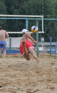 У школі волейболу навчання грунтується на тому, що гравець, який займається пляжним волейболом, тренує відразу всі елементи своєї гри
