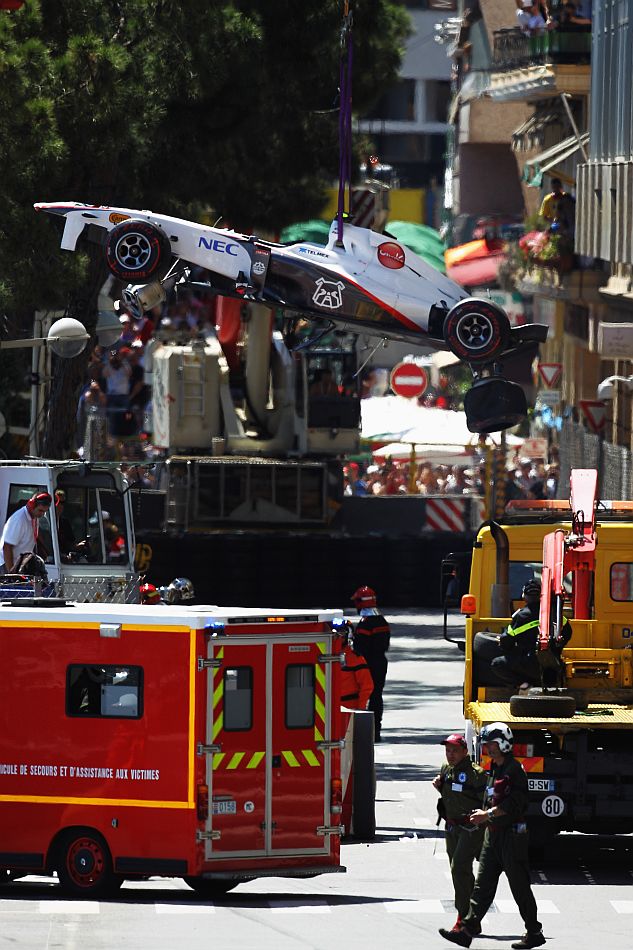 Евакуація машину Серхіо Переса під час кваліфікації в Монако