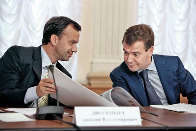 Поряд з роботою в уряді з 2007 року Аркадій Володимирович був віце-президентом Російської шахової федерації, займаючись питаннями розвитку дитячих шахів в країні і економічного забезпечення даного процесу