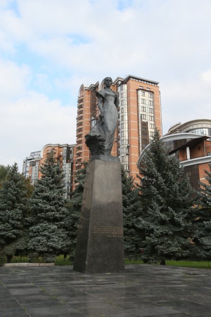 Архітектором пам'ятника став Анатолій Ігнащенко, скульптором була Галина Кальченко, яка ще зі студентських років захоплювалася чином Лесі і створила протягом життя більше десятка пам'ятників в її честь