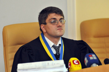 19 жовтня 2011, 7:12 Переглядів:   Кірєєв, крім Тимошенко, судить ще й дівчину, яка смажила яєчню на вічному вогні, фото uainfo
