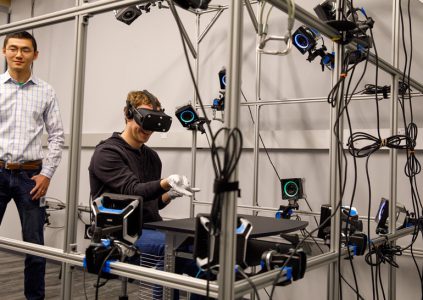 Головний виконавчий директор Facebook Марк Цукерберг (Mark Zuckerberg) продемонстрував новий спосіб взаємодії з віртуальним світом, створюваним за допомогою шолома Oculus Rift