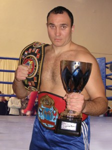 Олександр Устинов на прізвисько «Великий» (зростання 2,05 м і вага 130 кг) добре відомий шанувальникам тайського боксу, так як був неодноразовим чемпіоном світу і Європи з муай-тай, а також переможцем безлічі турнірів по престижної версії К-1
