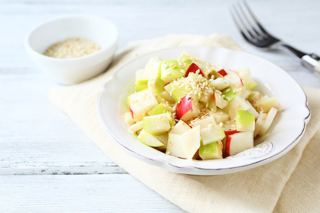 Пісний салат без масла: гострий яблучний салат