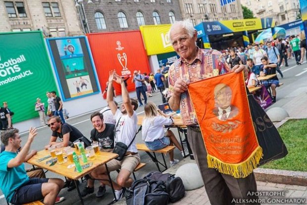 У Києві уболівальникам англійського Ліверпуля пропонували купити зображення вождя світового пролетаріату