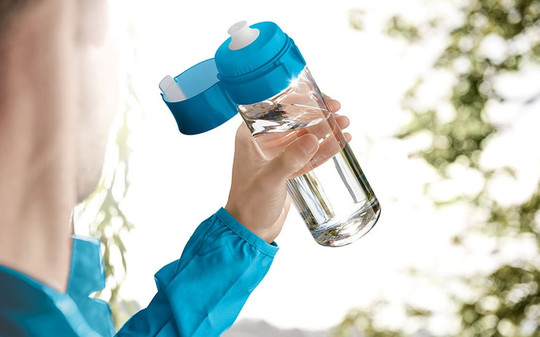 Відкрутіть кришку фільтр-пляшки Fill & Go, наберіть воду з-під крана і закрутіть пляшечку