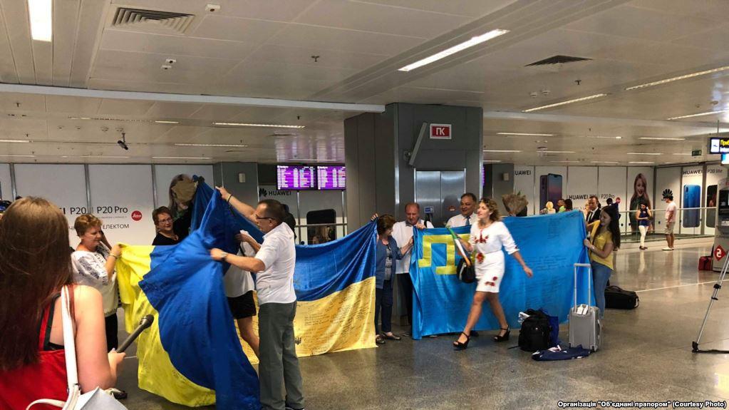 Завдання акції «Об'єднані прапором» - висловити таким чином підтримку «материкової України»