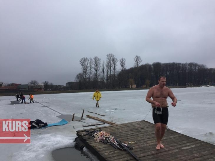 38-річний коломийський адвокат Олексій Гуцуляк на затримці дихання і без гідрокостюма проплив під льодом міського озера 61 метр і встановив рекорд України