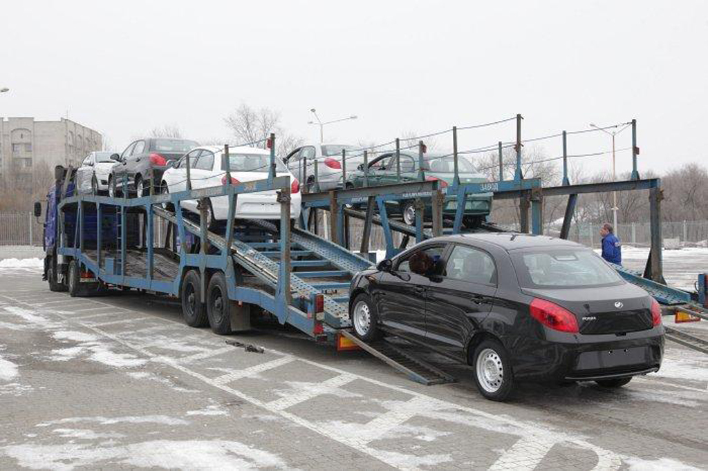 У квітні 2012 року в Україні було вироблено 7006 автотранспортних засобів, що на 10,5% менше, ніж в березні, і на 11,3% менше аналогічного періоду минулого року