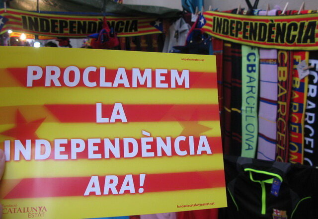 «Проголосити незалежність зараз», - напис на каталонських прапорцях, рясно лунали на підступах до «Камп Ноу»