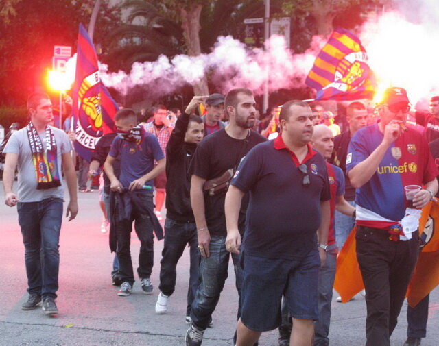 «Хай живе« Барса »і хай живе Каталонія», - сама часто звучала пісня від членів радикальної хуліганської фан-угруповання «Барси» «Бойшос Нойс», що ходили колонами навколо стадіону з палаючими фаєрами