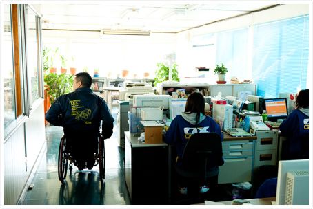Численні співробітники компанії, які самі користуються інвалідними колясками, висувають ідеї для розробки продукції на основі власного повсякденного досвіду