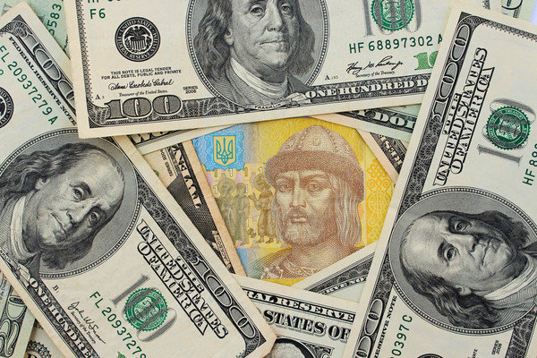 У той же час євро подешевшав на 0,8 копійок, а вартість російського рубля з вівторка зменшилася на 1 копійку