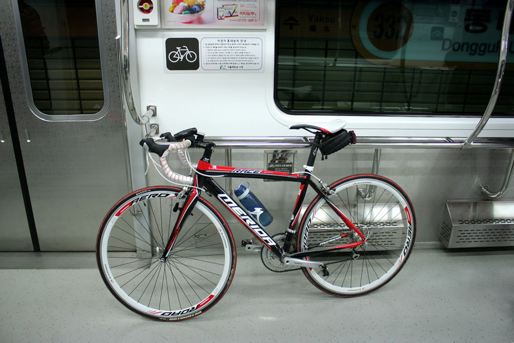 Новачки в велопрогулках часто стикаються з проблемою переміщення разом з велосипедом в метро
