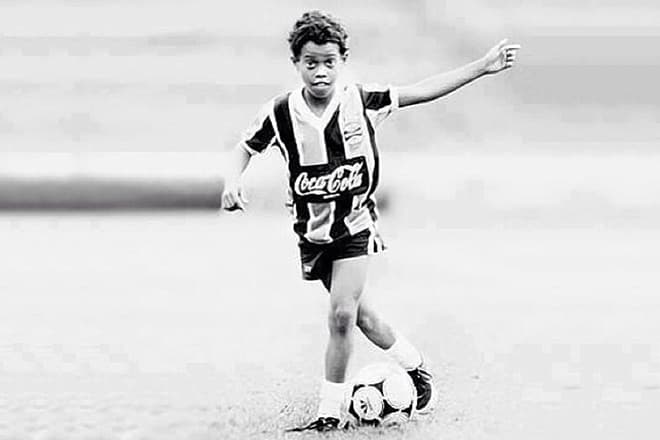 Через двадцять років футбольний і весь околоспортівний світ дізнається його як Роналдіньо