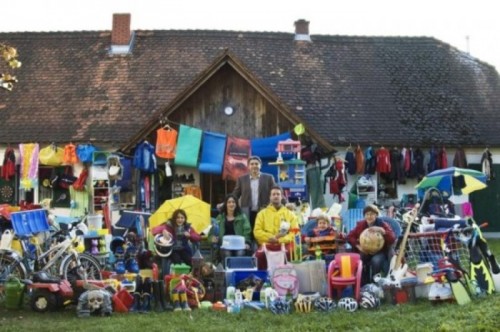 Ця сім'я демонструє всі речі із пластику, які знайшли в своєму будинку