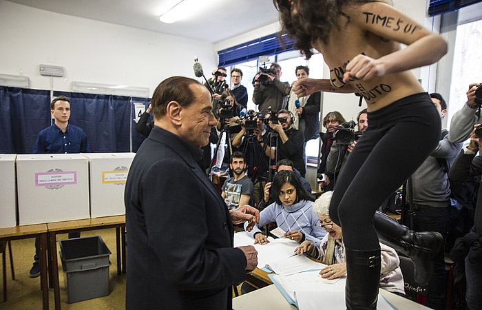 Напівоголена дівчина вигукувала Берлусконі, твій час минув   Фото: Zuma / ТАСС   Москва