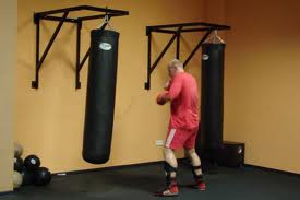 боксери   відпрацьовують   техніку ударів   на заповнених важким наповнювачем снарядах, закріплених з одного боку і рухомих з іншого - боксерських грушах