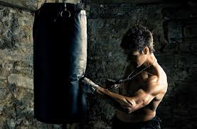 Для більшої сили удару спортсмени використовують важкий боксерський мішок - на підлогу (закріплений на масивній базі, що стоїть на підлозі) або підвісний (кріпиться до стелі)