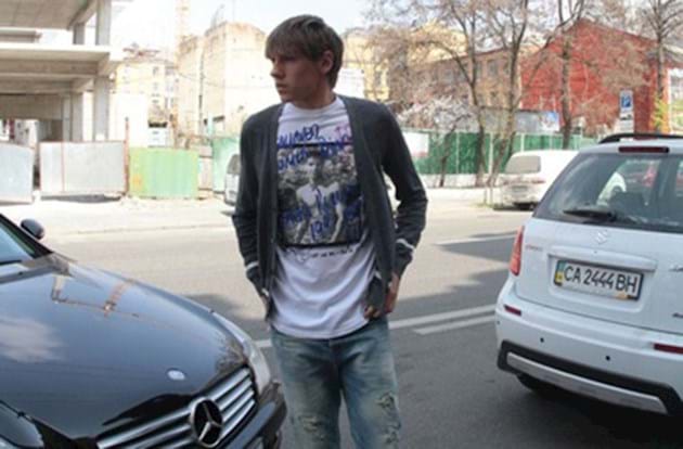 У ніч на 5 грудня на одному з київських паркінгів невідомий випустив у автомобіль футболіста Porsche Panamera 14 куль