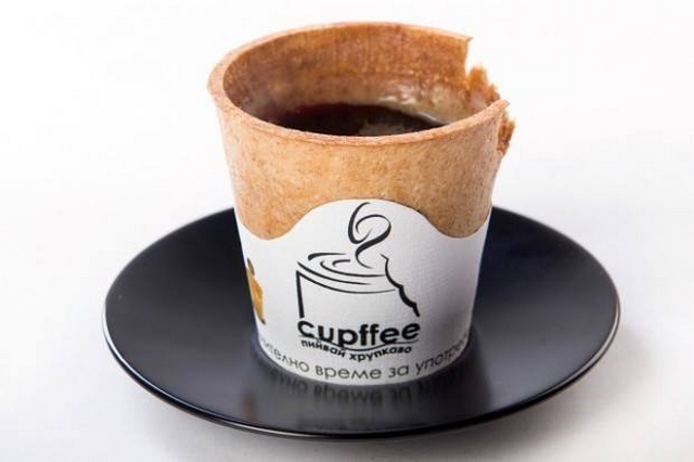 За гігієнічних міркувань, внизу Cupffee є стильна обгортка, яка дозволяє тримати чашку так, щоб безпосереднього не торкатися до неї