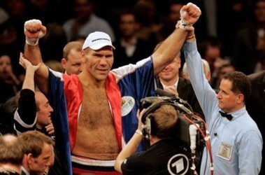 22 грудня 2008, 16:55 Переглядів:   Микола Валуєв отримав спірну перемогу над 46-річним американцем Евандером Холіфілдом і захистив свої титул чемпіона світу за версією WBA