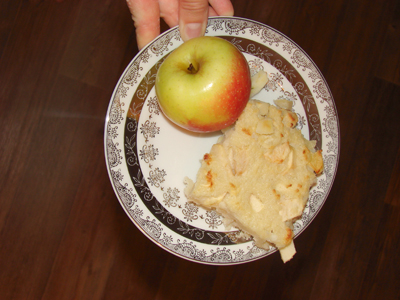 Яблучний бісквіт можна спекти з готової булки