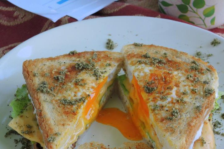Хліб для тостів білий - 2 скибочки, сир сирний із зеленню - 1 ст