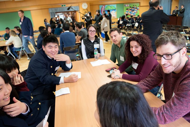 Відвідування шкіл: спілкування з учнями школи Фукусіма Сейкей (фотографія Mary Knox Miller / HBS MBA Program)
