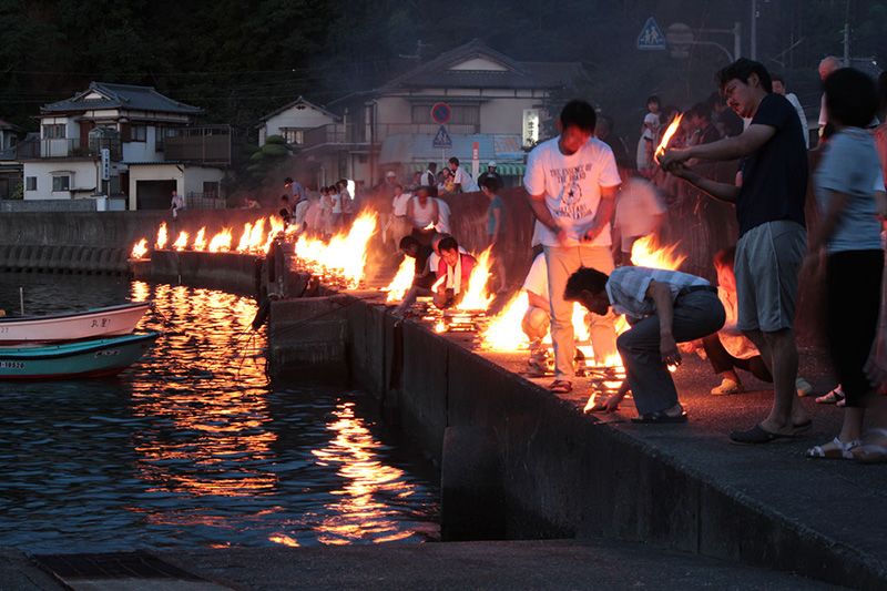 Мукаебі в місті Нумадзу (префектура Сідзуока): місцеві жителі запалюють вогники на березі моря
