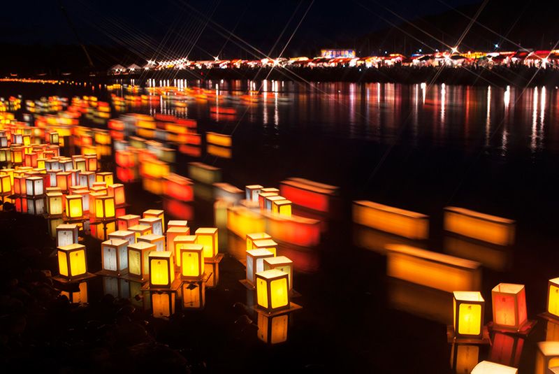 Свято прощальних ліхтариків в місті Кінокава (префектура Вакаяма)