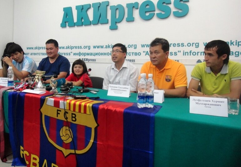 У липні в Бішкеку пройшла прес-конференція, присвячена зарахуванню в кантеру «Барселони» 10-річного Ербола Атабаева