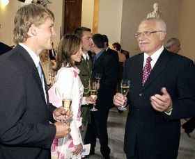 Президент Клаус (направо) і Мартін Доктор (Фото: ЧТК)   коментує рекордний склад збірної команди голова Чеського олімпійського комітету Мілан Йирасек