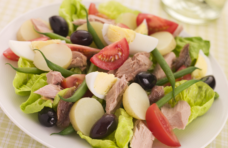 Наріжте крупно всі інгредієнти для салату, збийте оливкову олію з оцтом, сіллю і перцем, полийте перемішаний салат заправкою і подавайте