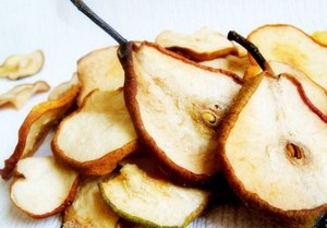 Ми звикли з сушених яблук і груш варити компот, проте їх можна вживати і без варіння
