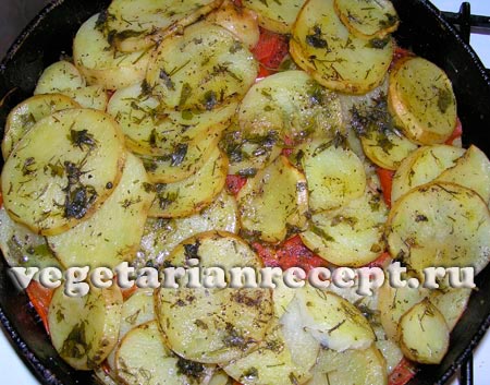 Картопля в духовці з помідорами