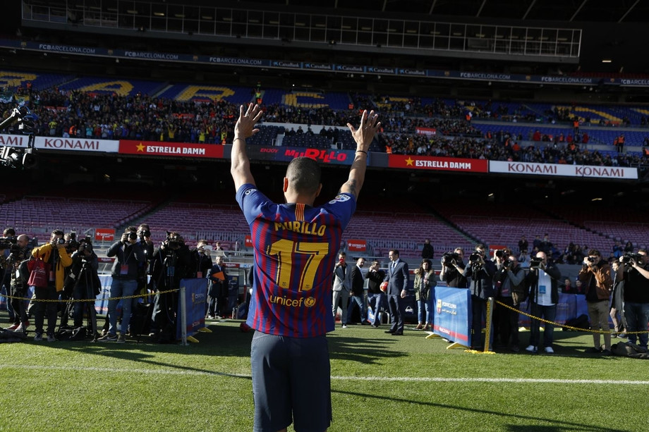 Новачок «Барселони» захисник   Джейсон Мурільо   був представлений вболівальникам команди під час презентації, яка пройшла на домашньому стадіоні синьо-гранатових Камп Ноу» сьогодні, 27 грудня, повідомляється в   «Твіттері»   клубу