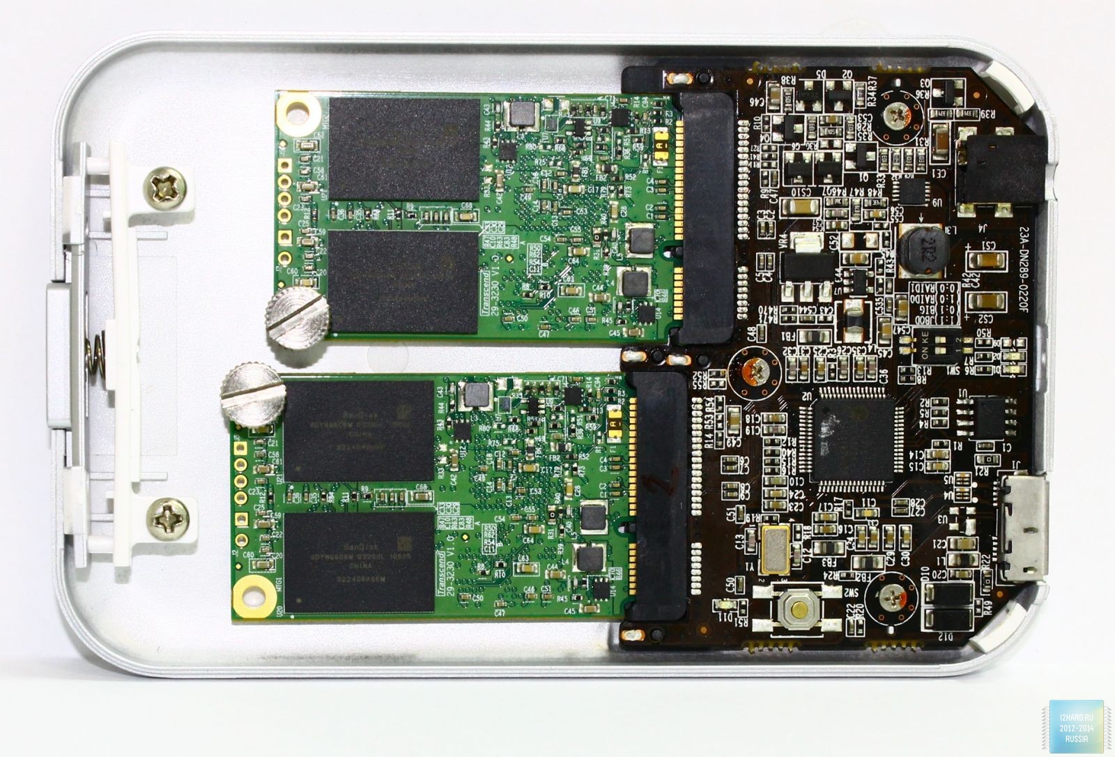 Флеш пам'ять представлена ​​модулями SanDisk SDYNQGCRM по 32 ГБ кожен та кеш пам'ять Samsung K4B2G1646E-BCK0 стандарту DDR3 і об'ємом 256 МБ